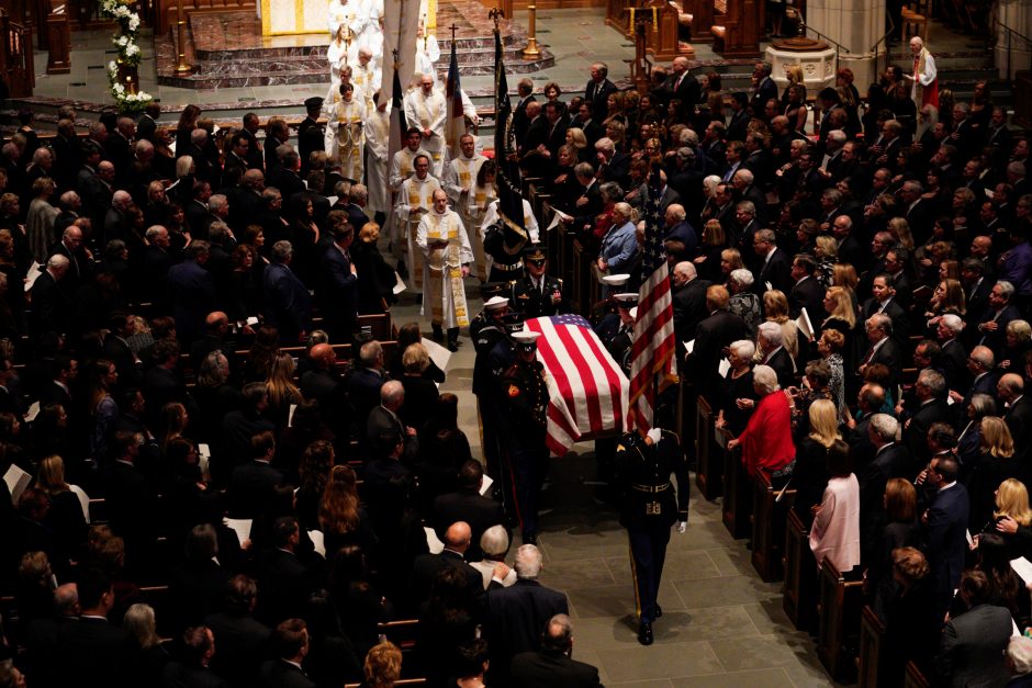 Hjustone prasidėjo buvusio JAV prezidento G. H. W. Busho laidotuvių pamaldos