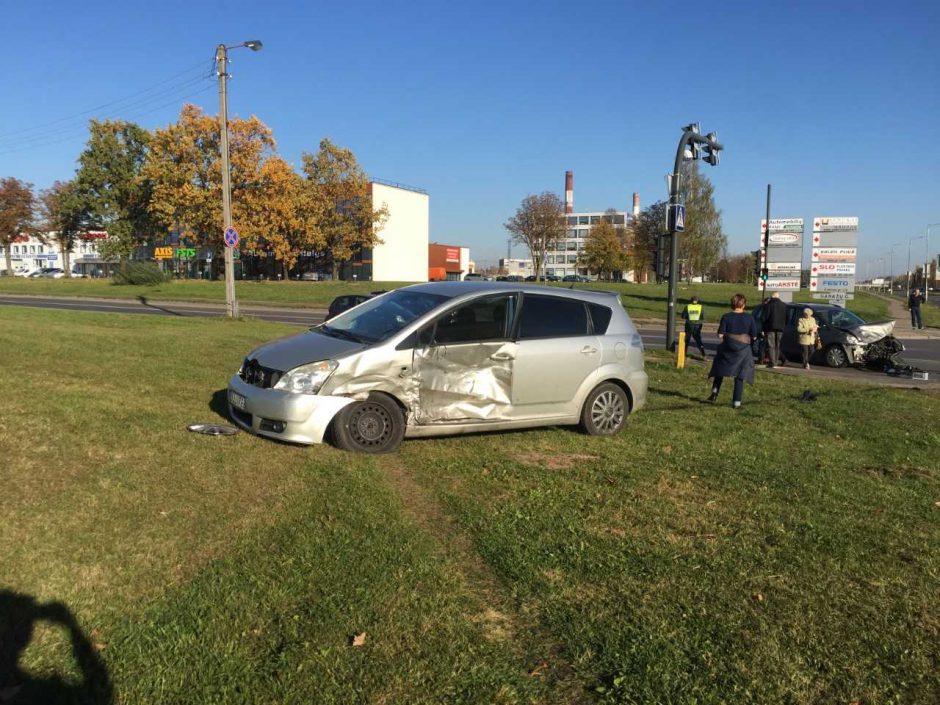 Kaune per „Toyota“ ir „Volkswagen“ automobilių avariją sužalotas vyras