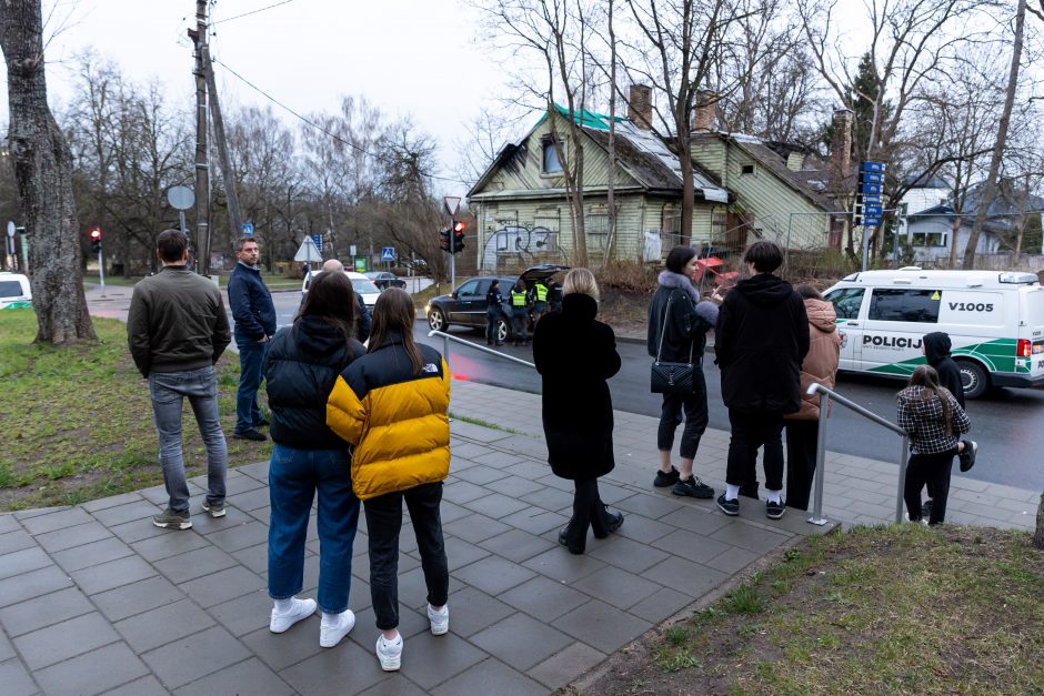 Naujos gaudynių Vilniuje detalės: įtariamieji pareigūnams grasino peiliu, vienas jų vis dar ieškomas