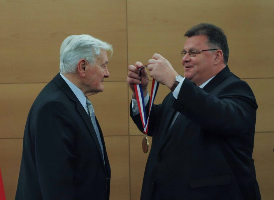 Laisvės medaliu apdovanotas V. Adamkus prisiminė jo gyvenimą nulėmusį sukrėtimą