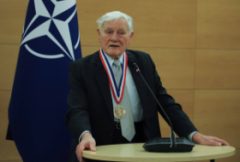 Laisvės medaliu apdovanotas V. Adamkus prisiminė jo gyvenimą nulėmusį sukrėtimą
