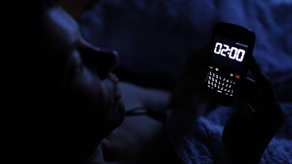 Naudojimasis išmaniuoju telefonu tamsoje galimai sukėlė laikiną aklumą