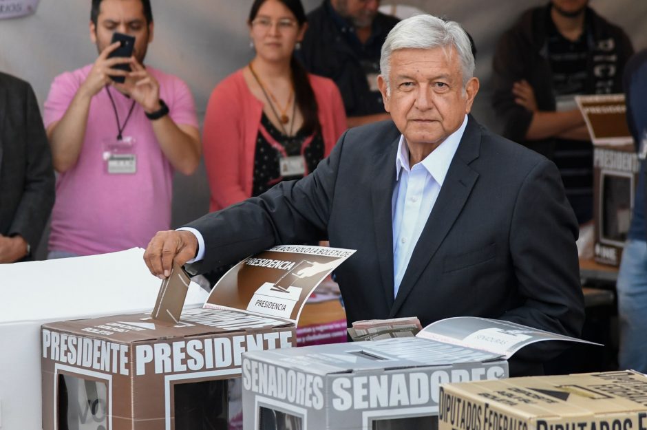 Meksikai balsuojant, rinkimų favoritas „AMLO“ žada politikos posūkį