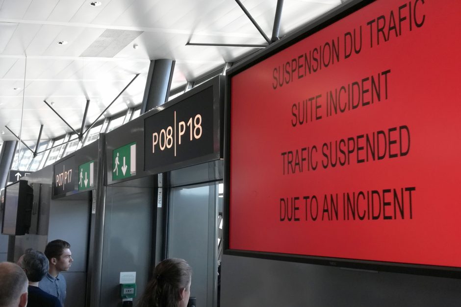 Lione vyras automobiliu rėžėsi į oro uosto terminalą, lėkė pakilimo ir tūpimo taku 