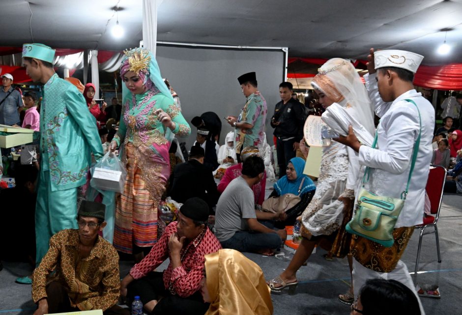 Indonezija pasitiko 2019-uosius masinėmis vestuvėmis Džakartoje