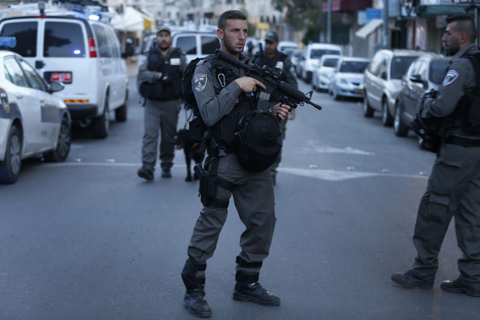 Izraelio policininkai Jeruzalėje nušovė juos su peiliu puolusį arabą