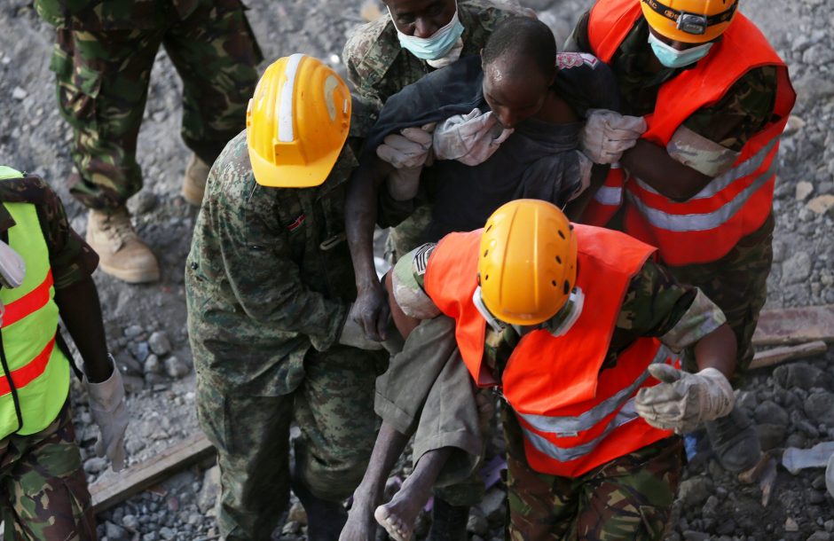 Kenijoje gelbėtojai iš griuvėsių ištraukė dar tris gyvus žmones