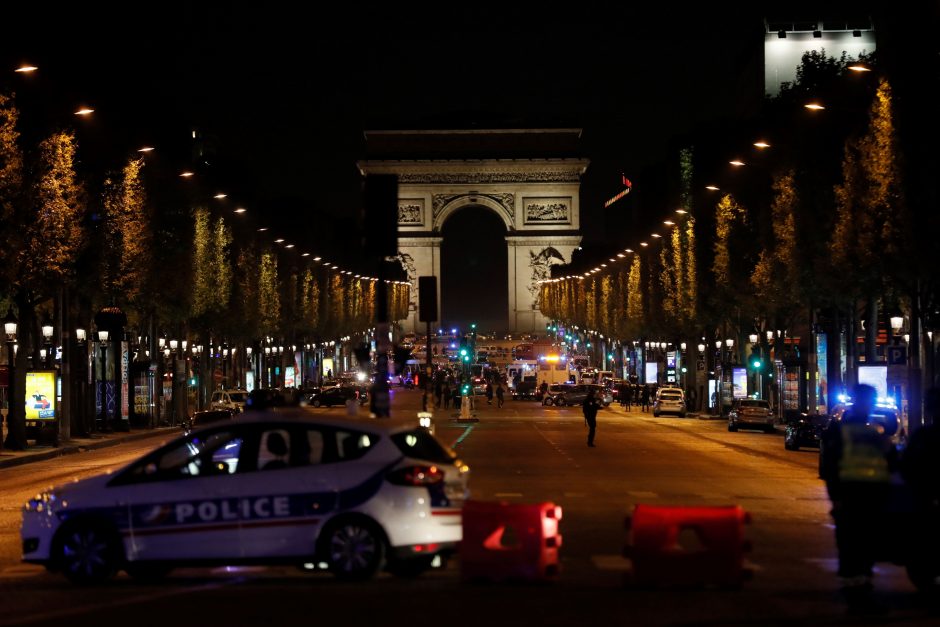 Per išpuolį Paryžiaus centre žuvo policininkas, du sužeisti 