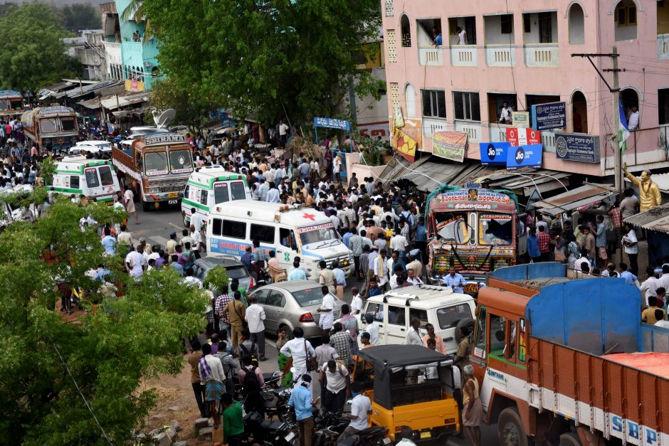 Indijoje žuvo mažiausiai 13 žmonių, sunkvežimiui įsirėžus į minią ūkininkų