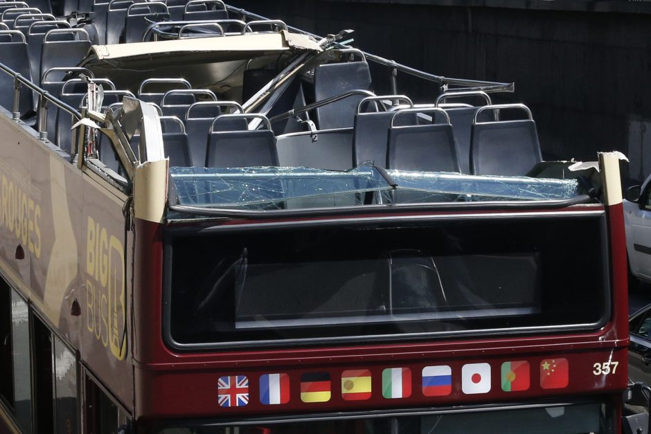Paryžiuje turistų autobusui stogu kliudžius tiltą, sužeisti 4 žmonės