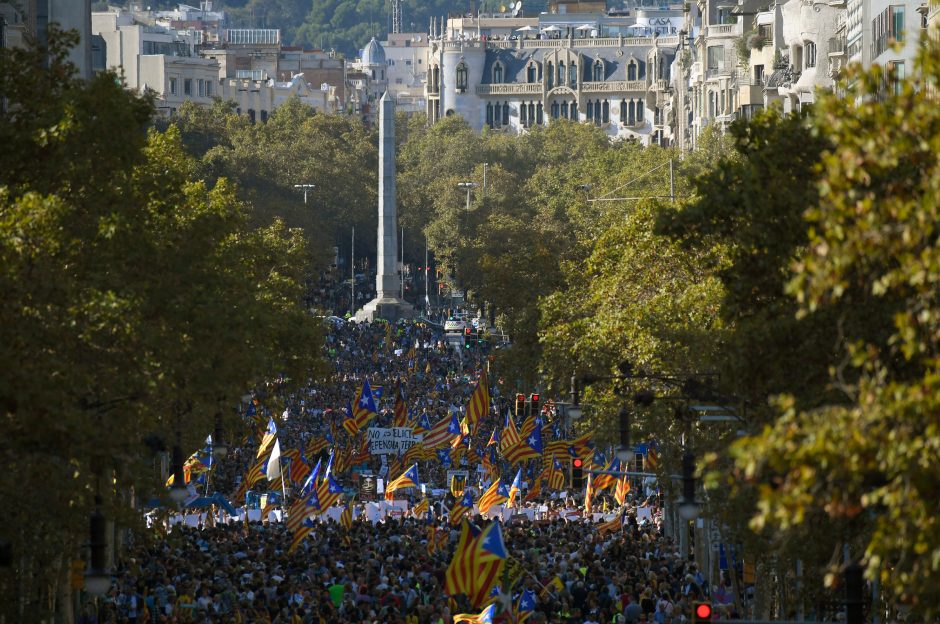 Katalonijoje – milžiniškas protestas prieš drastiškus Madrido veiksmus