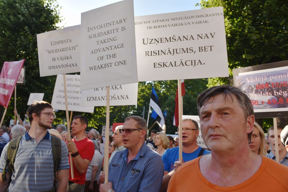 Rygos centre šimtai žmonių protestavo prieš pabėgėlių priėmimą Latvijoje 