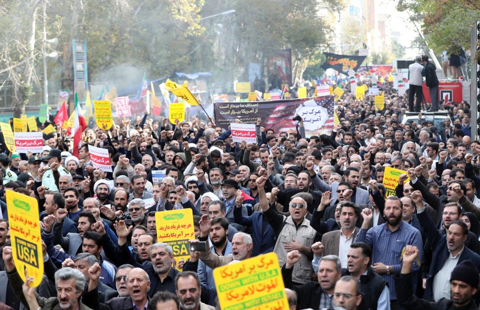 Prieš įsigaliojant sankcijoms, Irane vyko antiamerikietiškos demonstracijos