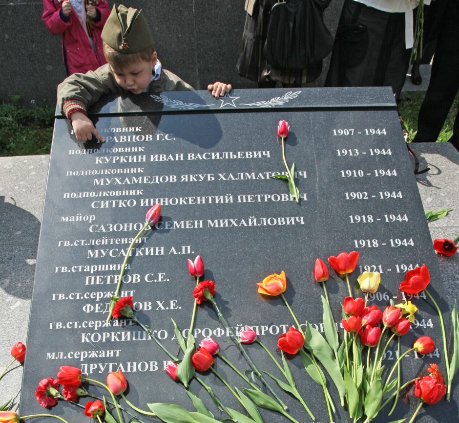 Aiškinasi dėl sovietinės simbolikos ant sovietų karių kapų Vilniuje