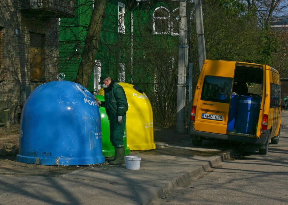 Perpildytus šiukšlių konteinerius Vilniuje žadama ištuštinti per tris dienas