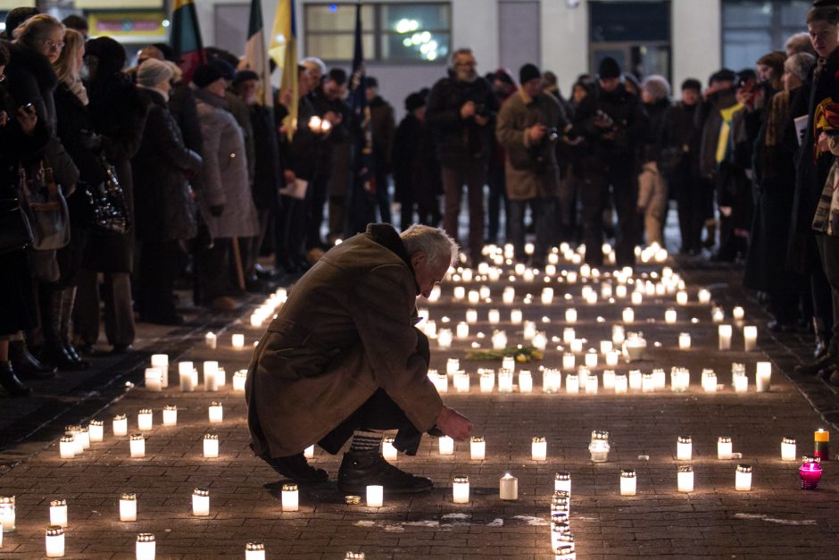 Šimtai žmonių Vilniuje pagerbė atakos Mariupolyje aukas