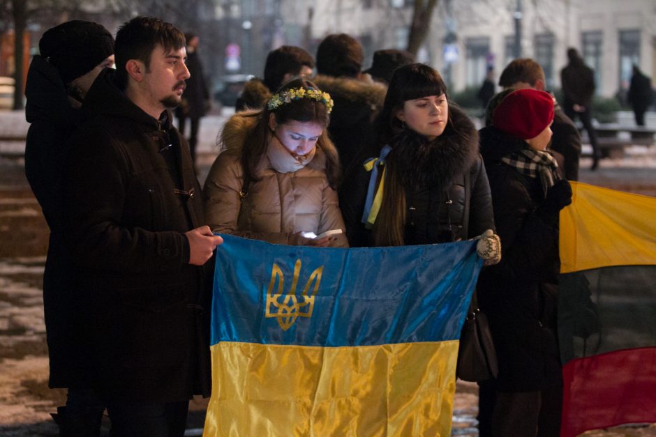 Šimtai žmonių Vilniuje pagerbė atakos Mariupolyje aukas