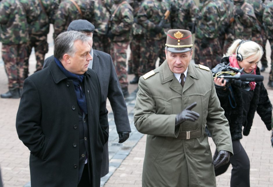 Vengrijos premjeras Vilniuje stebėjo kariuomenės paradą