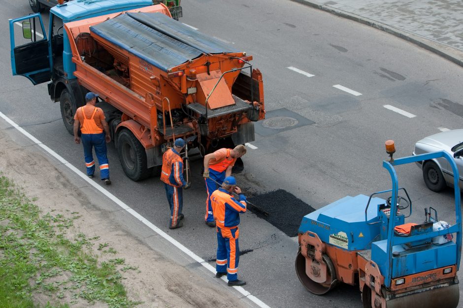 Gatvėse darbuojasi kelininkai: vairuotojų prašoma kantrybės