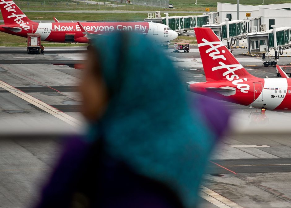 Su 162 žmonėmis dingusio „AirAsia“ lėktuvo paieška sustabdyta