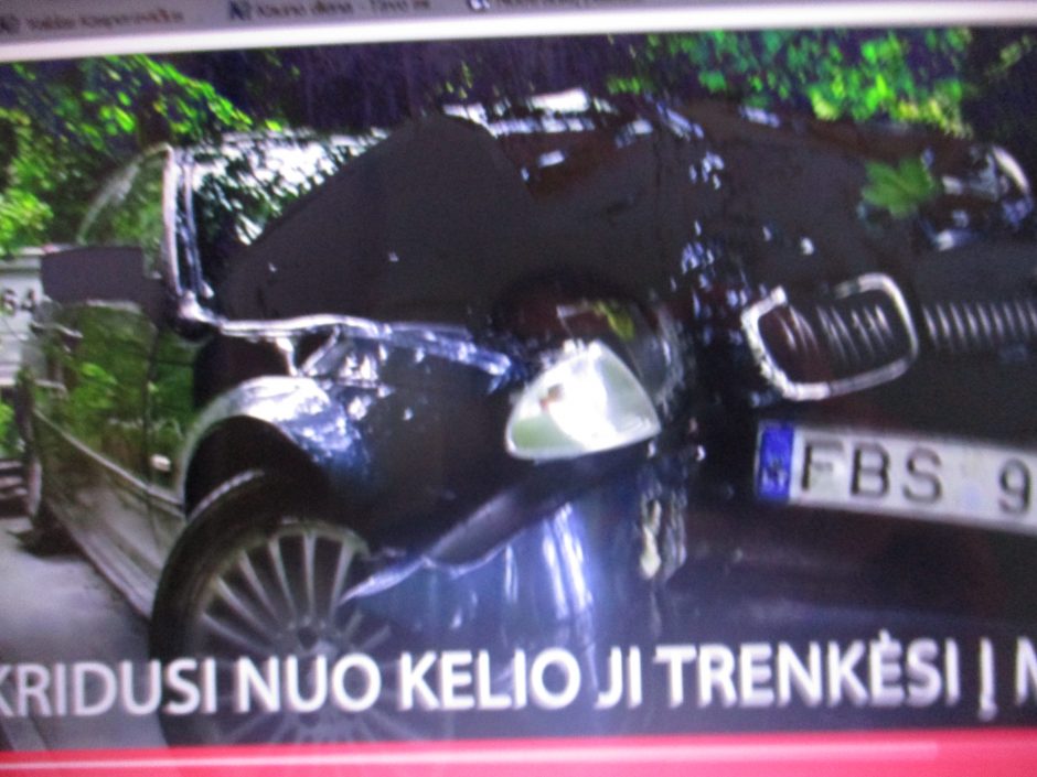 Vilniuje vairuotoja nesuvaldė BMW ir rėžėsi į medį