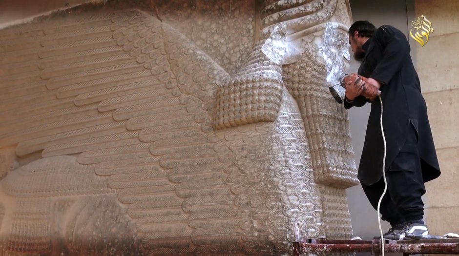 Irako muziejuje „Islamo valstybės“ džihadistai naikino antikines skulptūras