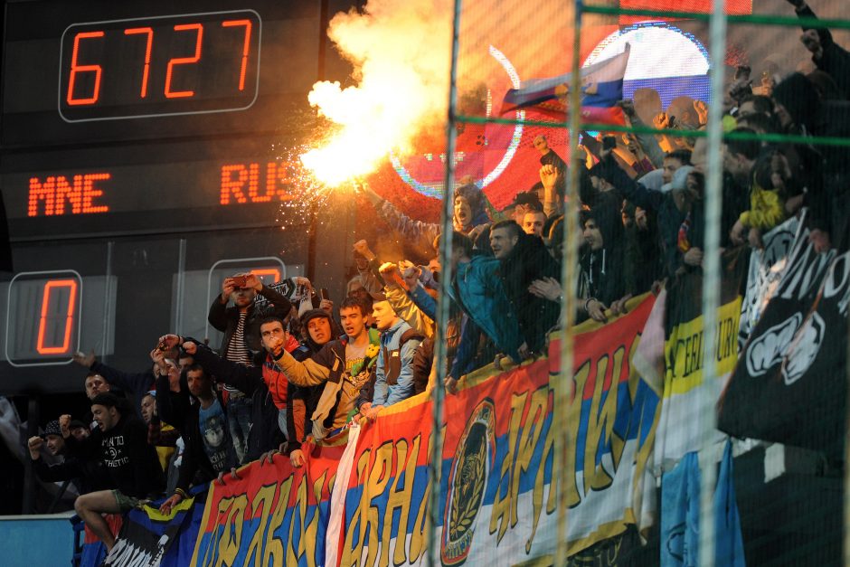 Juodkalnijos ir Rusijos futbolo rinktinių mačas dėl sirgalių elgesio buvo nutrauktas