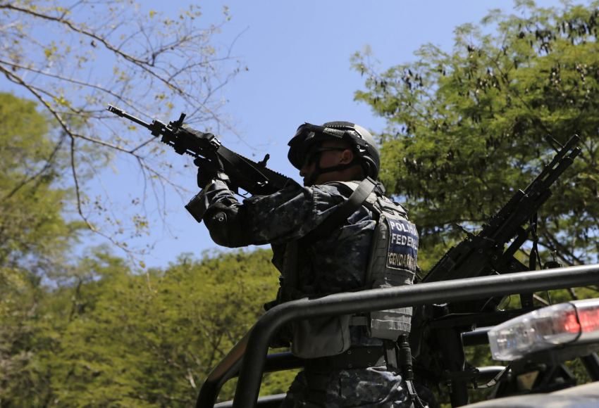 Meksikoje ginkluoti užpuolikai surengė pasalą kariniam konvojui, žuvo 4 kariai
