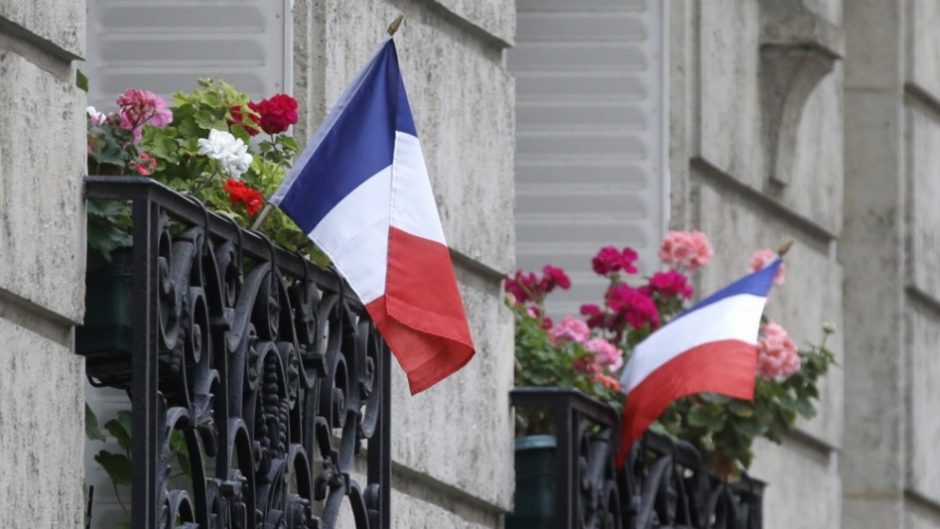 Prancūzijoje atgimsta tradicija languose kabinti vėliavas