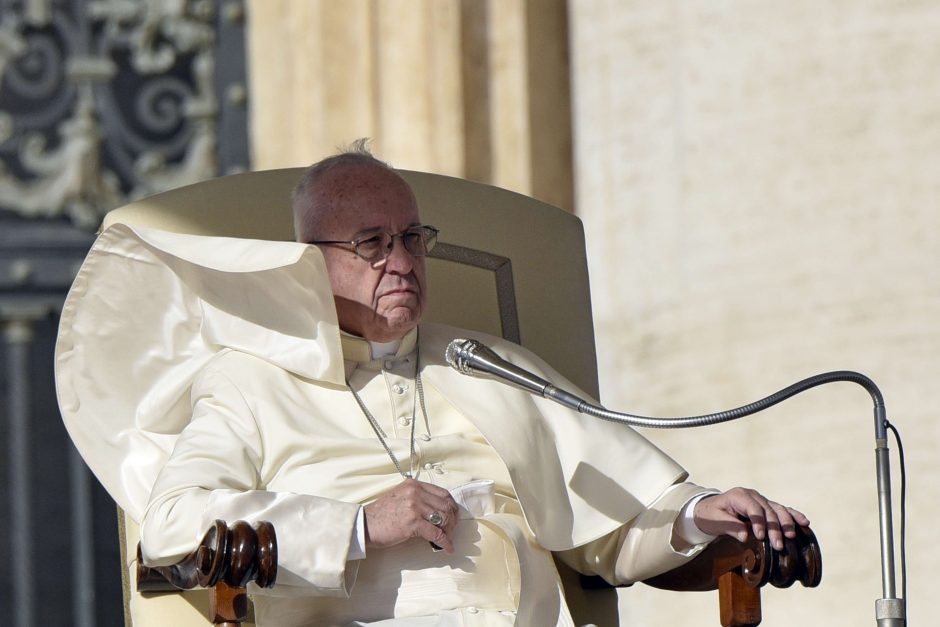 Popiežius gynė vieną Čilės vyskupą, apkaltintą priekabiavimo dangstymu