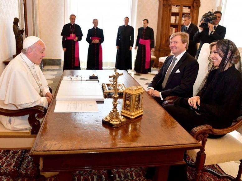 Nyderlandų karalius iš Vatikano grįžo su karališka relikvija