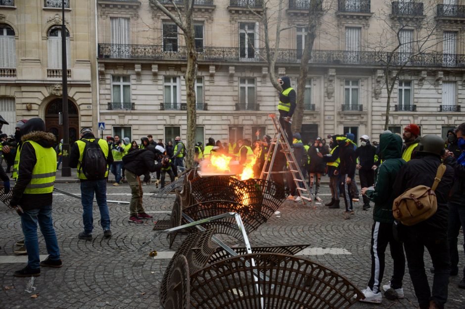 Paryžiuje suimta apie 700 „geltonųjų liemenių“ protestuotojų