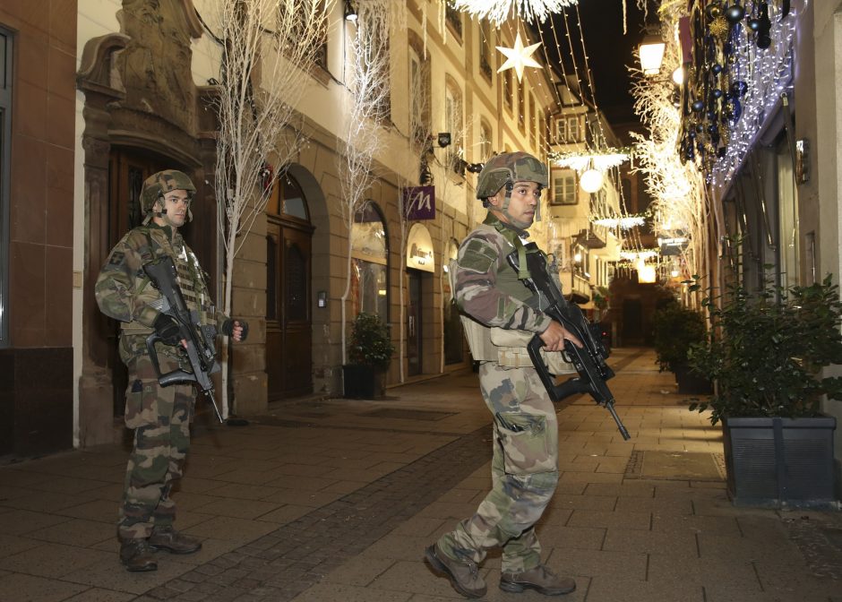 Strasbūre per šaudymą Kalėdų mugėje žuvo trys žmonės