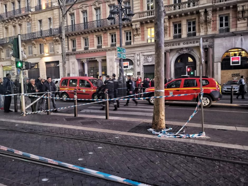 Marselyje policija nušovė užpuoliką, subadžiusį du žmones