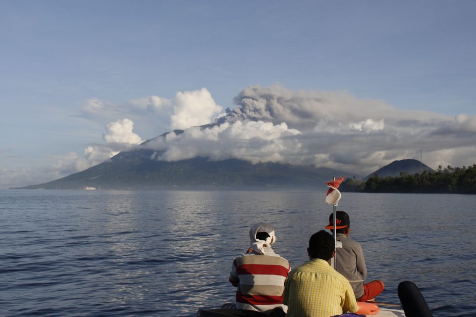 Indonezijoje išsiveržus ugnikalniui sužeisti keturi žmonės, dingo vienas