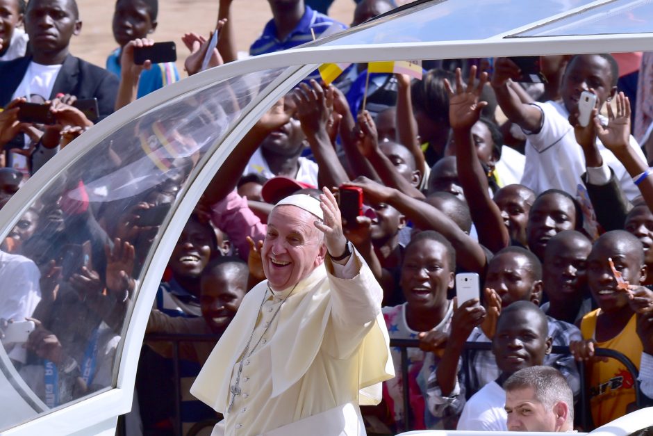 Kelionę po Afriką tęsiantis popiežius pagerbė Ugandos kankinius