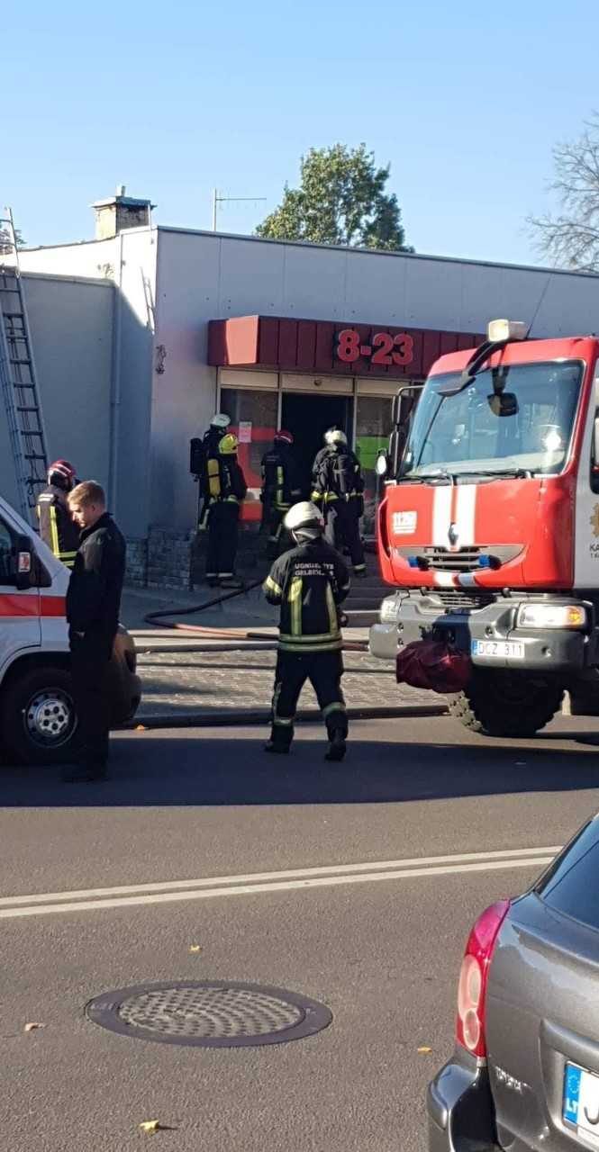 A. Juozapavičiaus prospekte užsidegė „Šilas“, dūmais apsinuodijo dvi darbuotojos