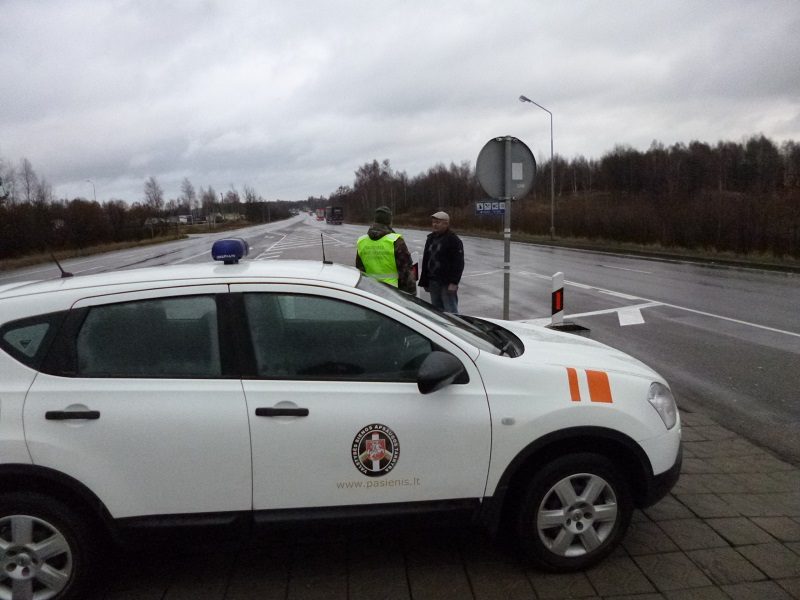 Teisės vairuoti neturintis Latvijos pilietis apsirūpino suklastotu čekišku dokumentu