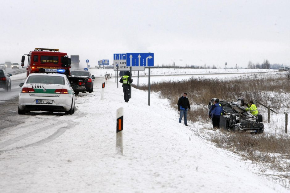 Dėl sniego ir ledo nuo kelių lakstė dešimtys automobilių