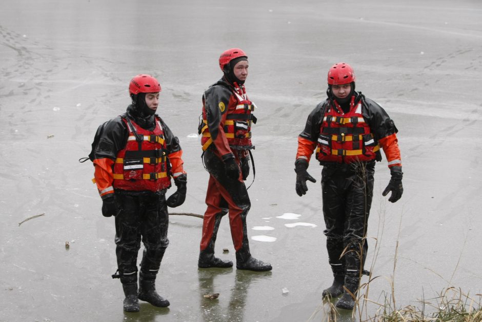 Ant Trinyčių tvenkinio ledo – gelbėtojų narų komanda