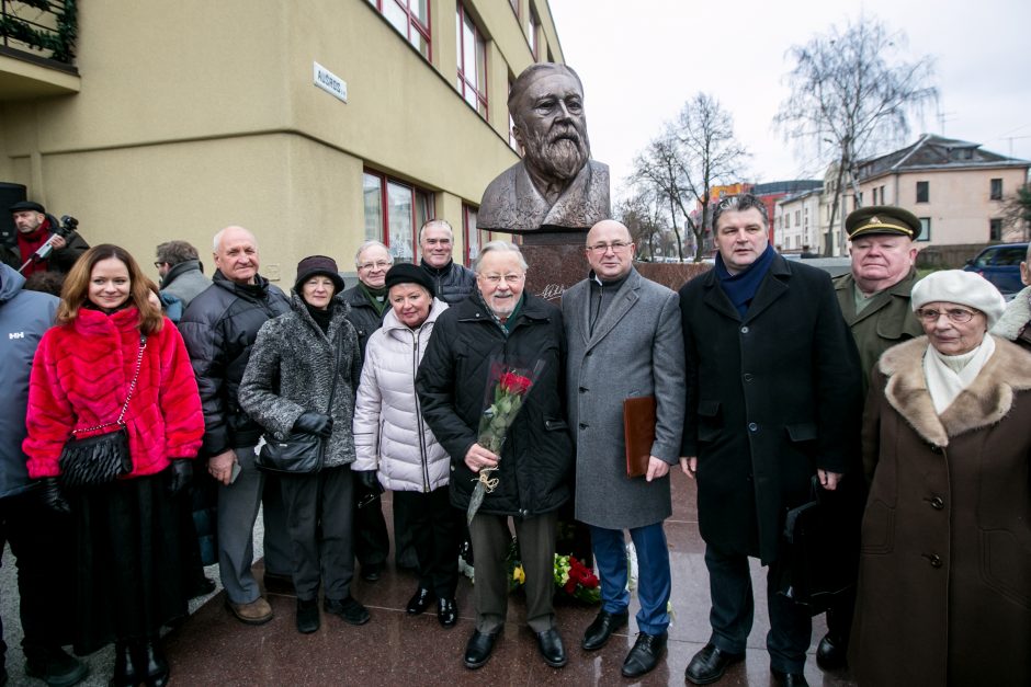 Kaune atidengtas paminklas kalbininkui J. Jablonskiui