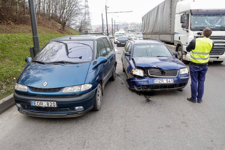 Kalniečiuose – trijų automobilių avarija, nukentėjo du žmonės