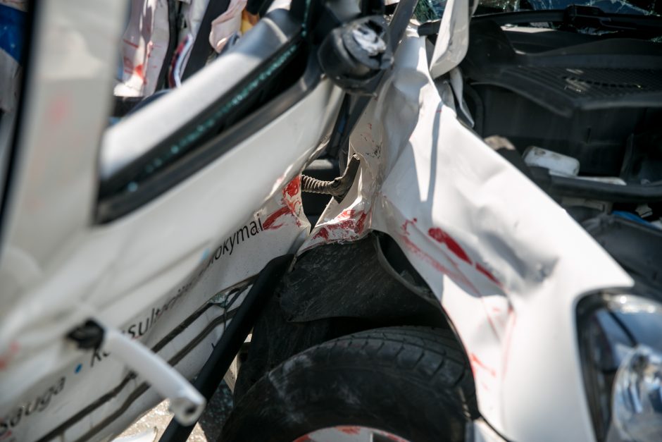 Taikos prospekte susidūrė mokomasis sunkvežimis ir „Škoda“, sužaloti trys žmonės