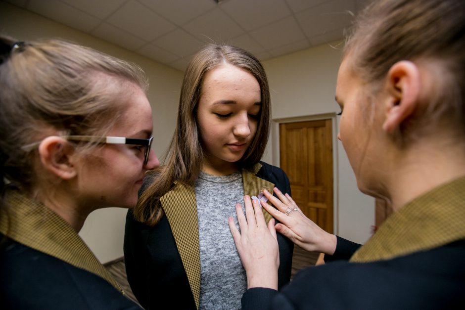 Mokyklų languose sužibo Sausio 13-osios žvakutės