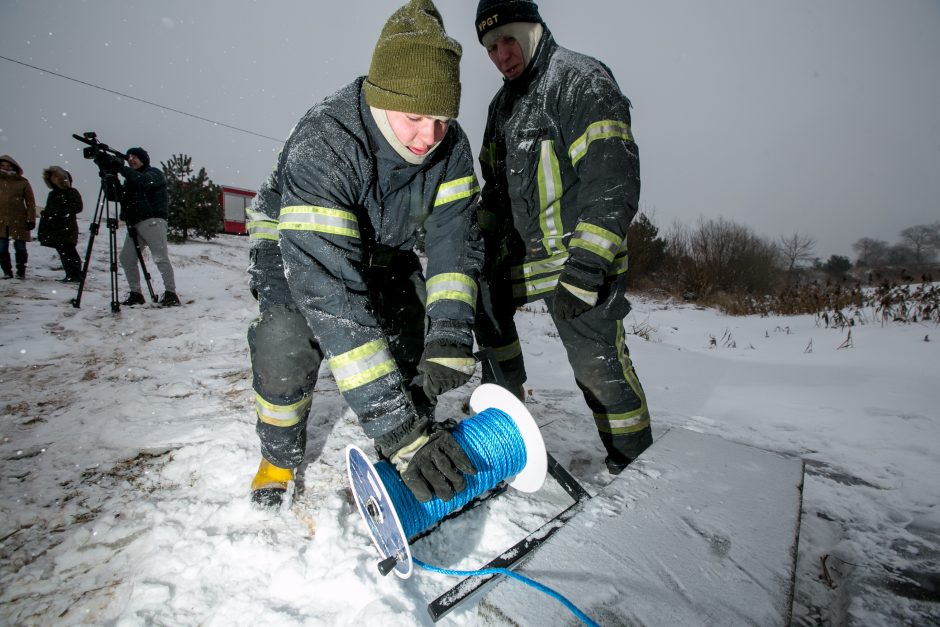 Ugniagesių pratybos – gelbėjimo darbai ant ledo