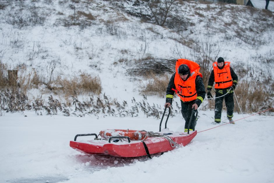 Ugniagesių pratybos – gelbėjimo darbai ant ledo