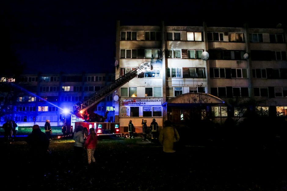 Per gaisrą Dainavoje nukentėjo trys žmonės
