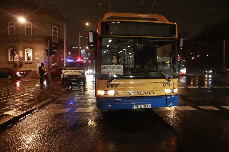 Vilniaus centre spūstys: autobusas įsirėžė į pėsčiąją
