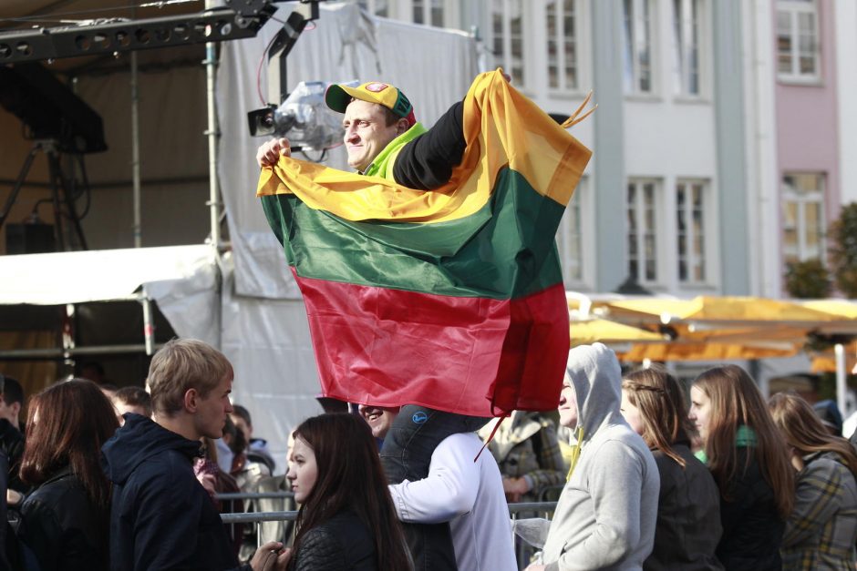 Į Lietuvą sugrįžusius Europos vicečempionus pasitiko minios gerbėjų ir šalies vadovai