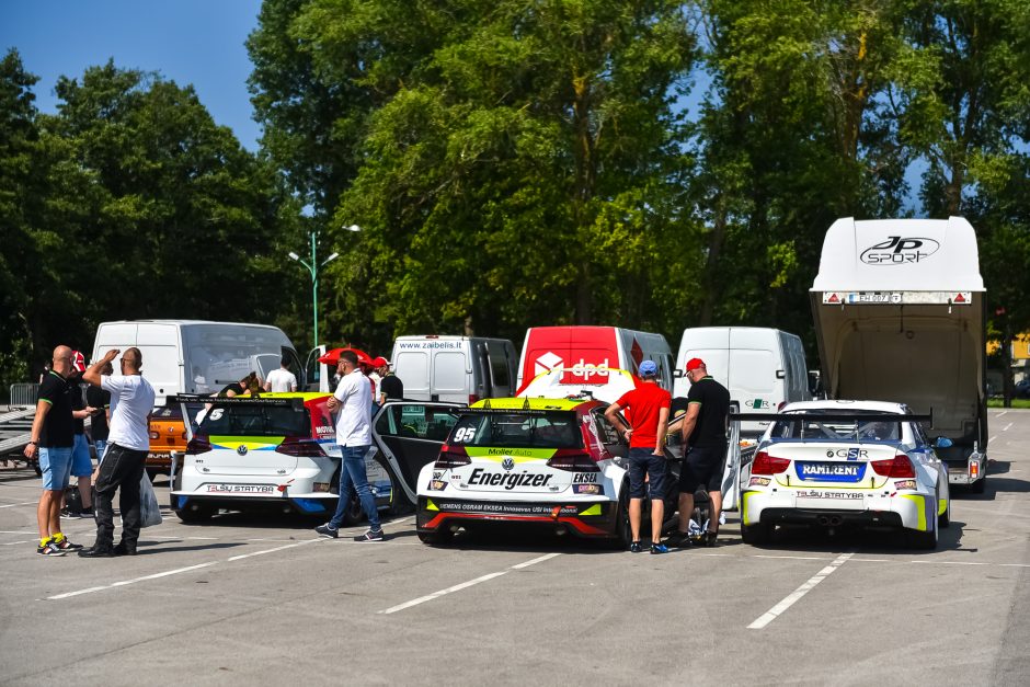 Prie 1006 km lenktynių starto linijos – 38 komandos